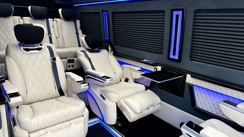 прокат Mercedes Sprinter з водієм у Києві Комфортний мікроавтобус на 8 місць 2025 року